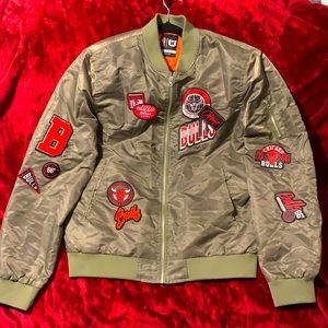 NBA Chicago Bulls Nylon Patch Bomber Jacket, Olive Green Men’s Sz-XL